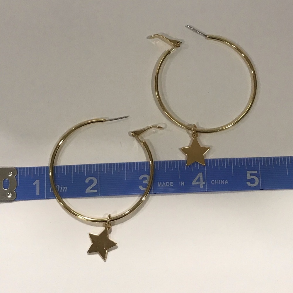 🔴 Gold tone hoop earrings with a star charm - Picture 3 of 3